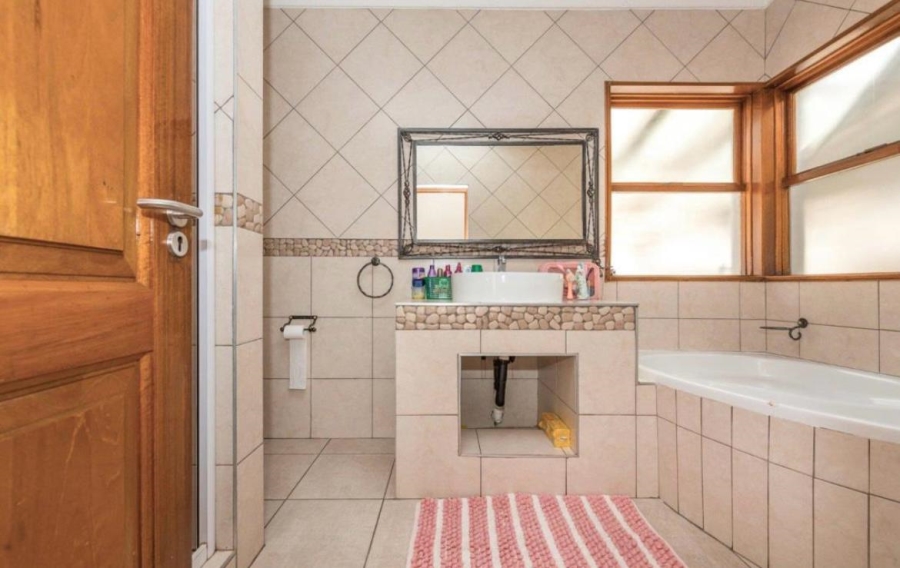5 Bedroom Property for Sale in Dowerglen Ext 5 Gauteng