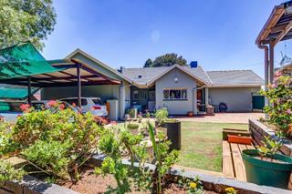 To Let 4 Bedroom Property for Rent in Rhodesfield Gauteng