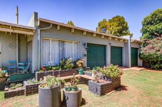 To Let 4 Bedroom Property for Rent in Rhodesfield Gauteng