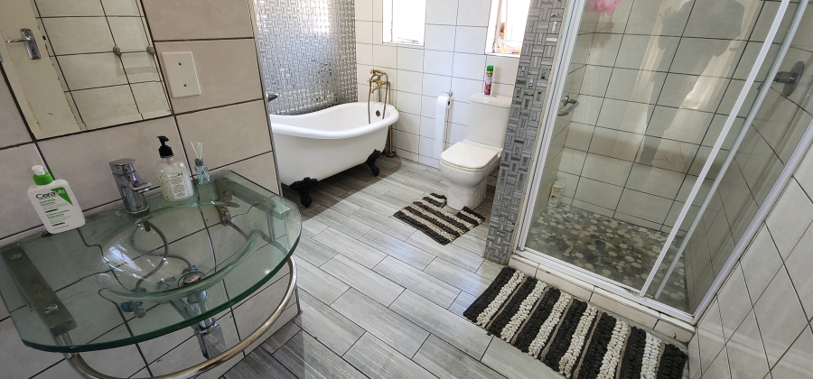 4 Bedroom Property for Sale in Glenvista Gauteng