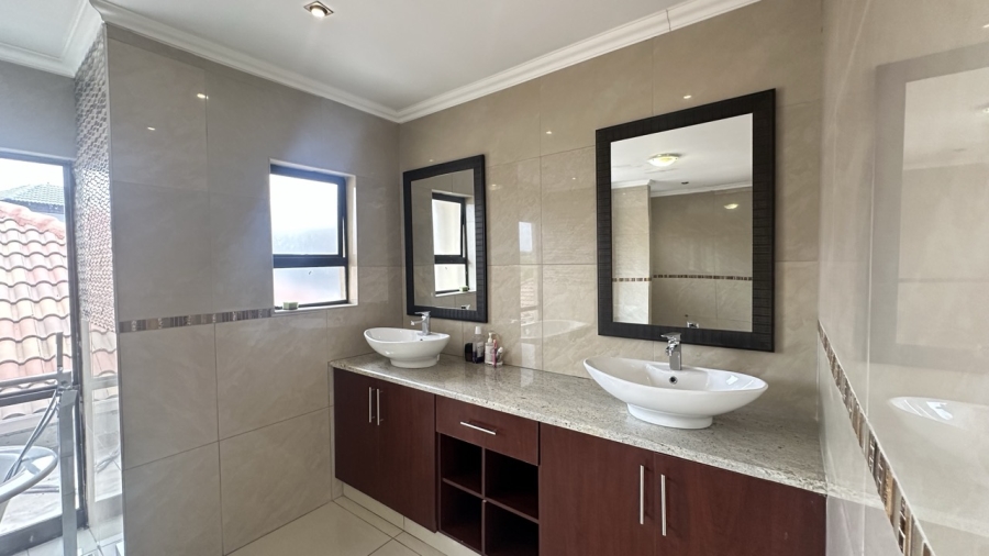 4 Bedroom Property for Sale in Blue Valley Golf Estate Gauteng