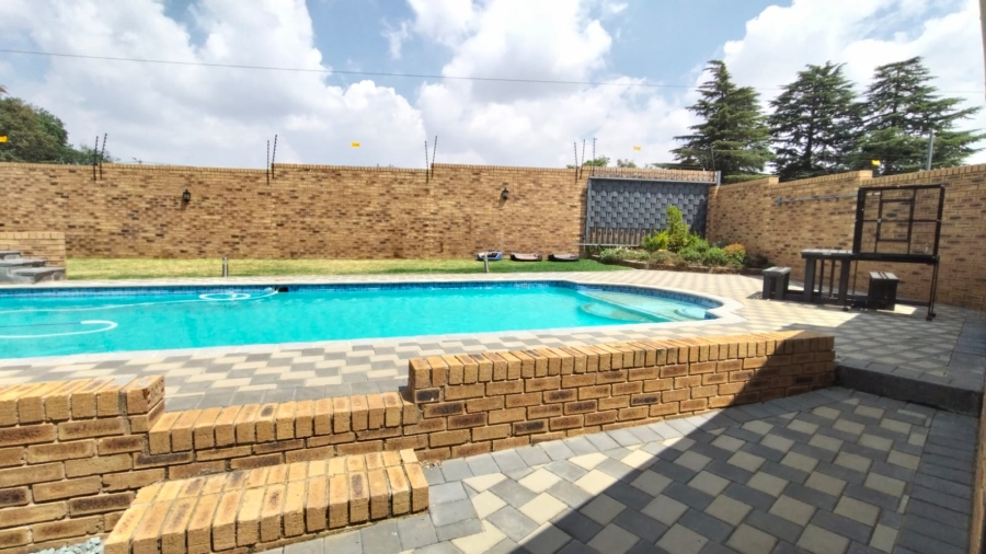 6 Bedroom Property for Sale in Discovery Gauteng