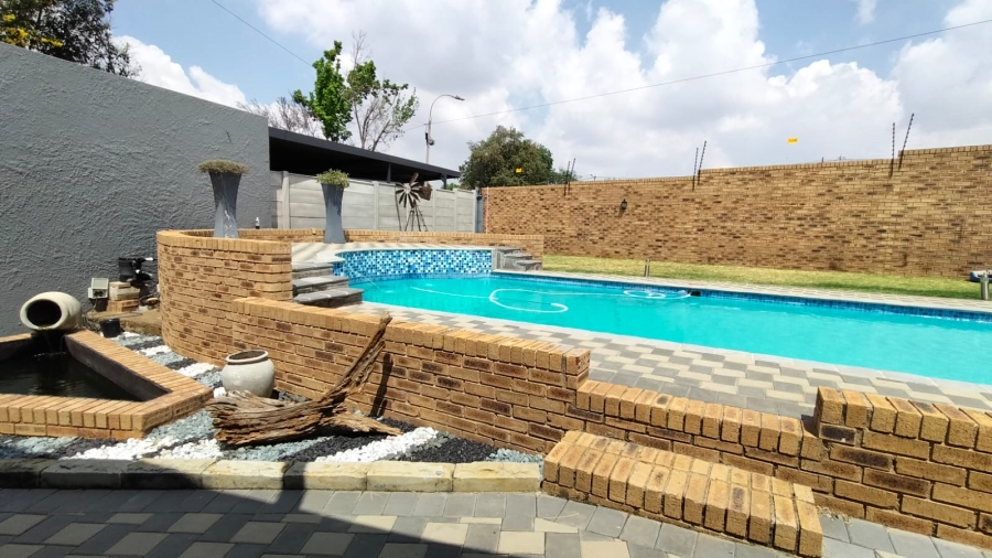 6 Bedroom Property for Sale in Discovery Gauteng