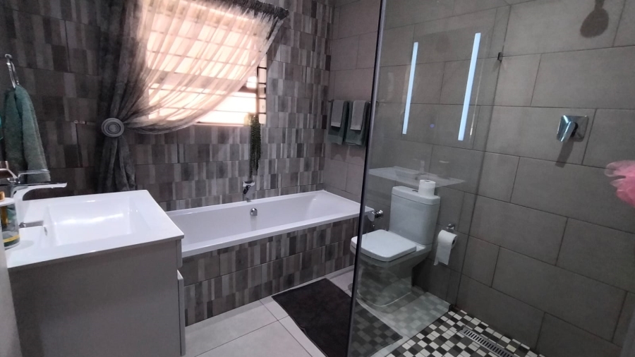 6 Bedroom Property for Sale in Discovery Gauteng