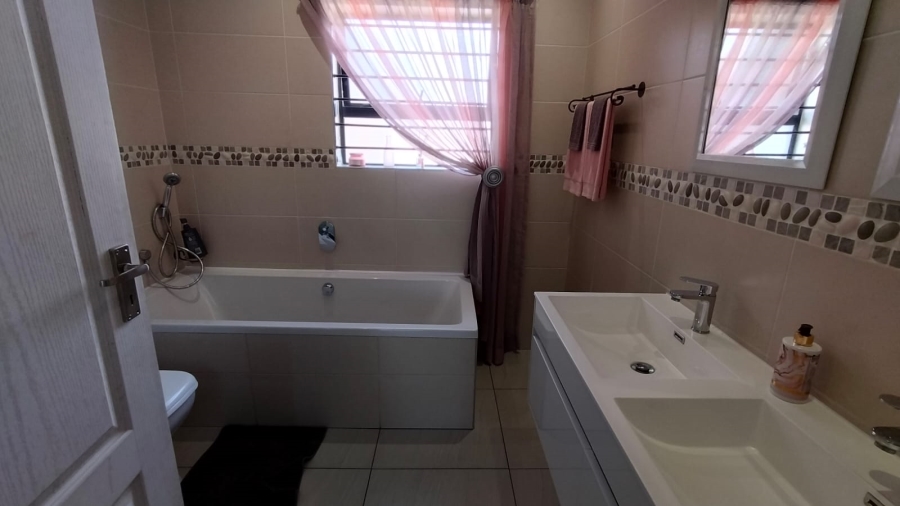 6 Bedroom Property for Sale in Discovery Gauteng