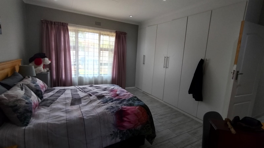 6 Bedroom Property for Sale in Discovery Gauteng