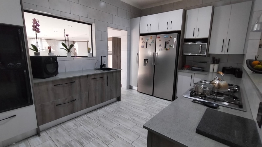 6 Bedroom Property for Sale in Discovery Gauteng