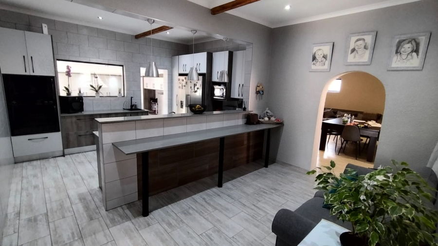 6 Bedroom Property for Sale in Discovery Gauteng