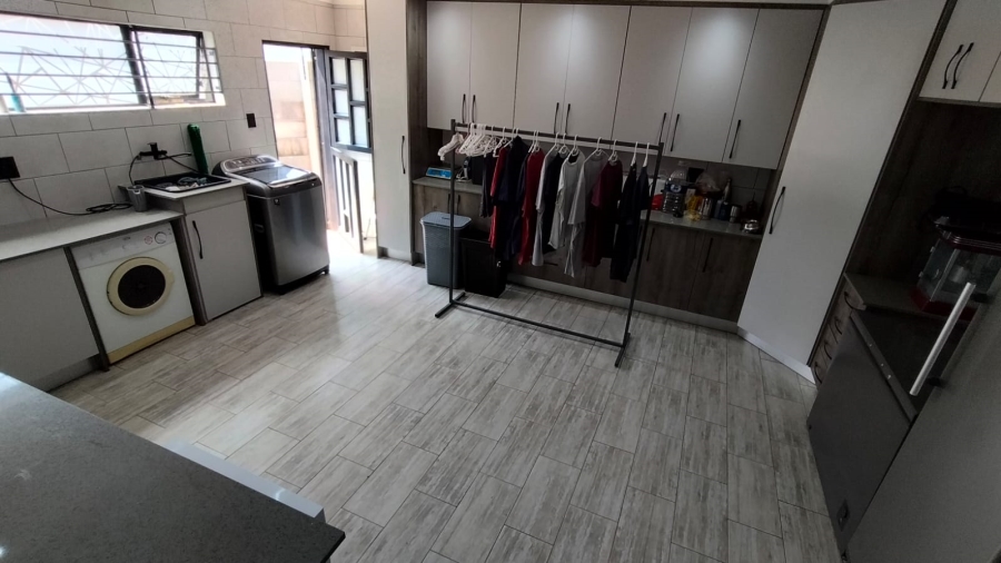 6 Bedroom Property for Sale in Discovery Gauteng