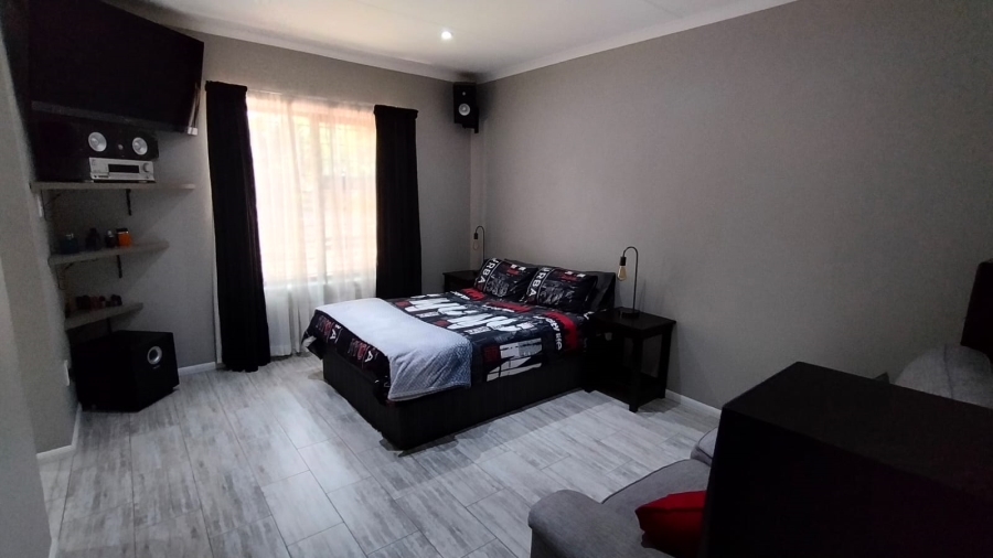 6 Bedroom Property for Sale in Discovery Gauteng
