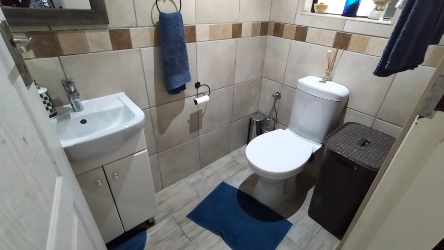 6 Bedroom Property for Sale in Discovery Gauteng