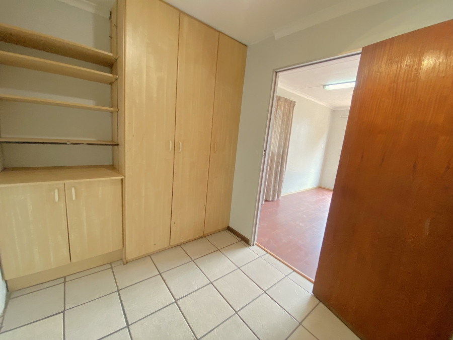 5 Bedroom Property for Sale in Wilro Park Gauteng