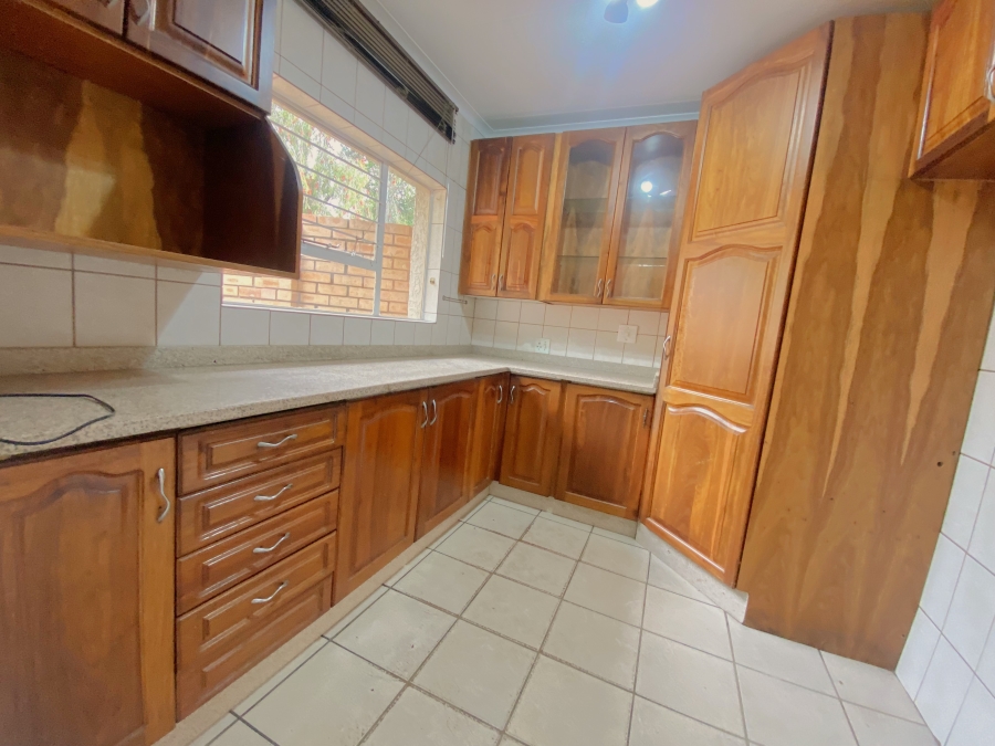 5 Bedroom Property for Sale in Wilro Park Gauteng