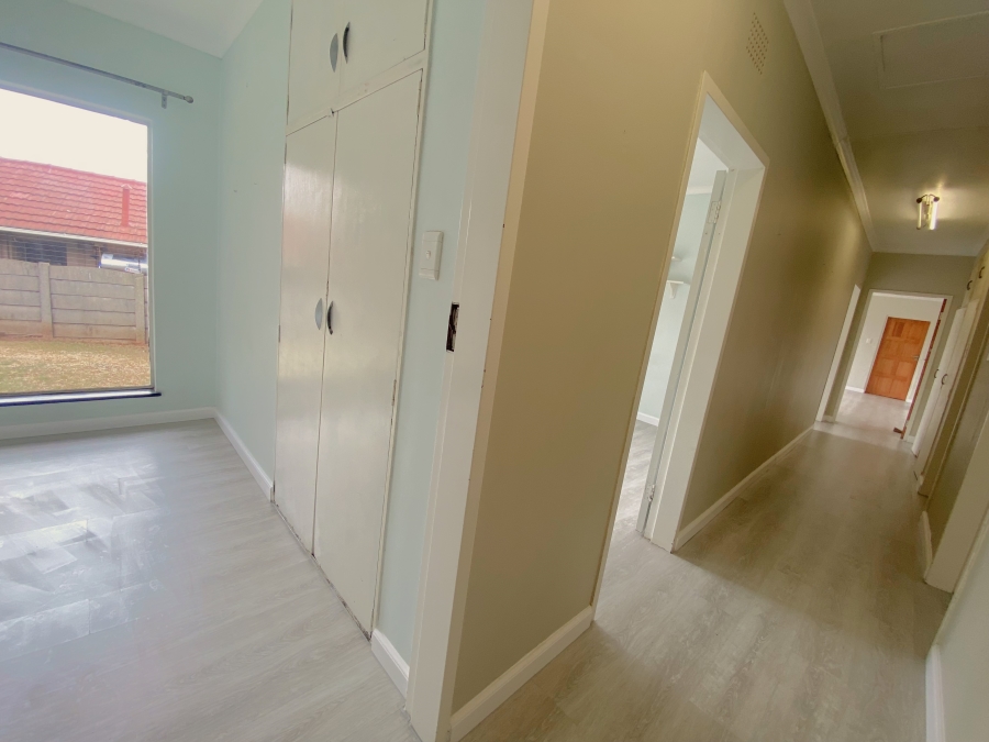 5 Bedroom Property for Sale in Wilro Park Gauteng