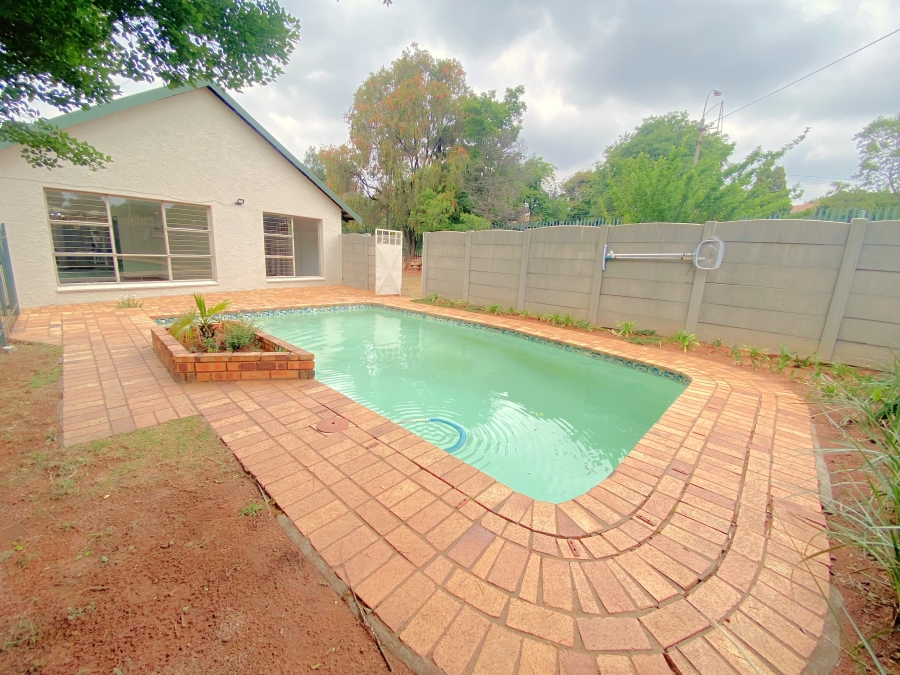 5 Bedroom Property for Sale in Wilro Park Gauteng