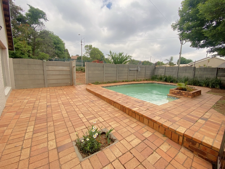 5 Bedroom Property for Sale in Wilro Park Gauteng