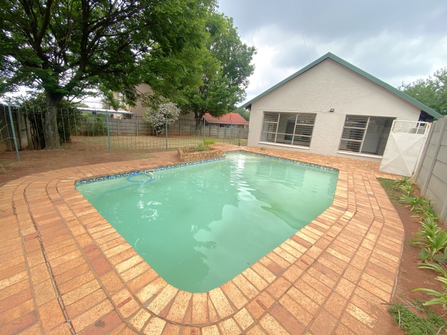 5 Bedroom Property for Sale in Wilro Park Gauteng