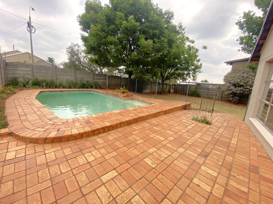 5 Bedroom Property for Sale in Wilro Park Gauteng