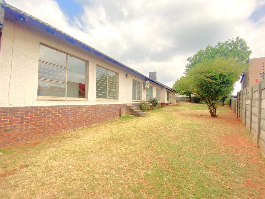 5 Bedroom Property for Sale in Wilro Park Gauteng