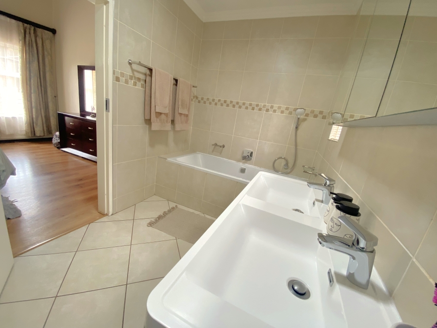 3 Bedroom Property for Sale in Kloofendal Gauteng