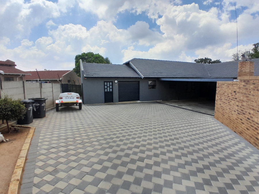 6 Bedroom Property for Sale in Discovery Gauteng
