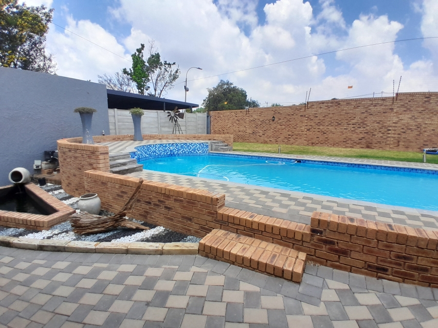 6 Bedroom Property for Sale in Discovery Gauteng