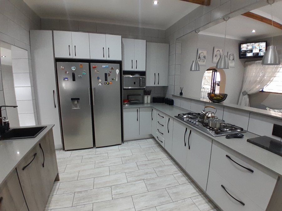 6 Bedroom Property for Sale in Discovery Gauteng