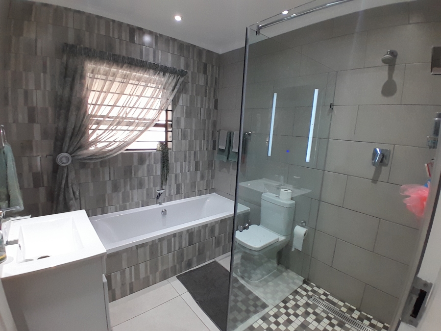 6 Bedroom Property for Sale in Discovery Gauteng