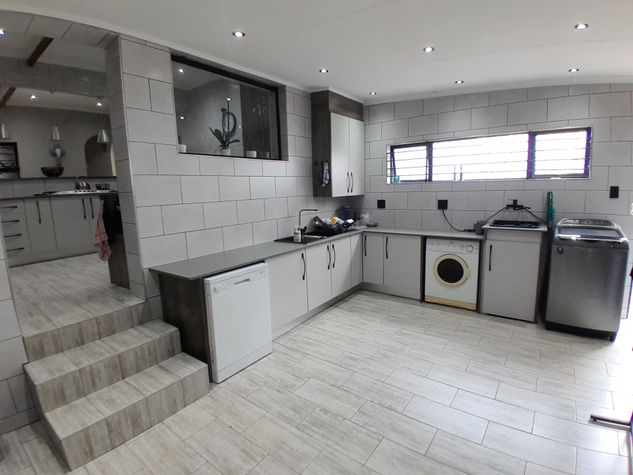 6 Bedroom Property for Sale in Discovery Gauteng