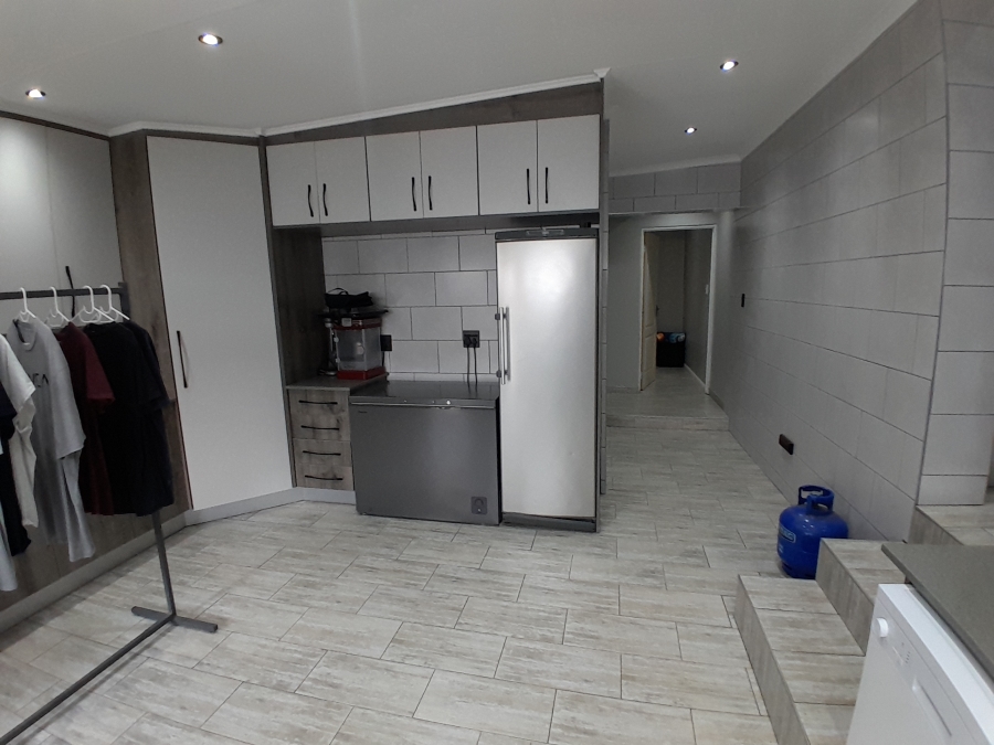 6 Bedroom Property for Sale in Discovery Gauteng