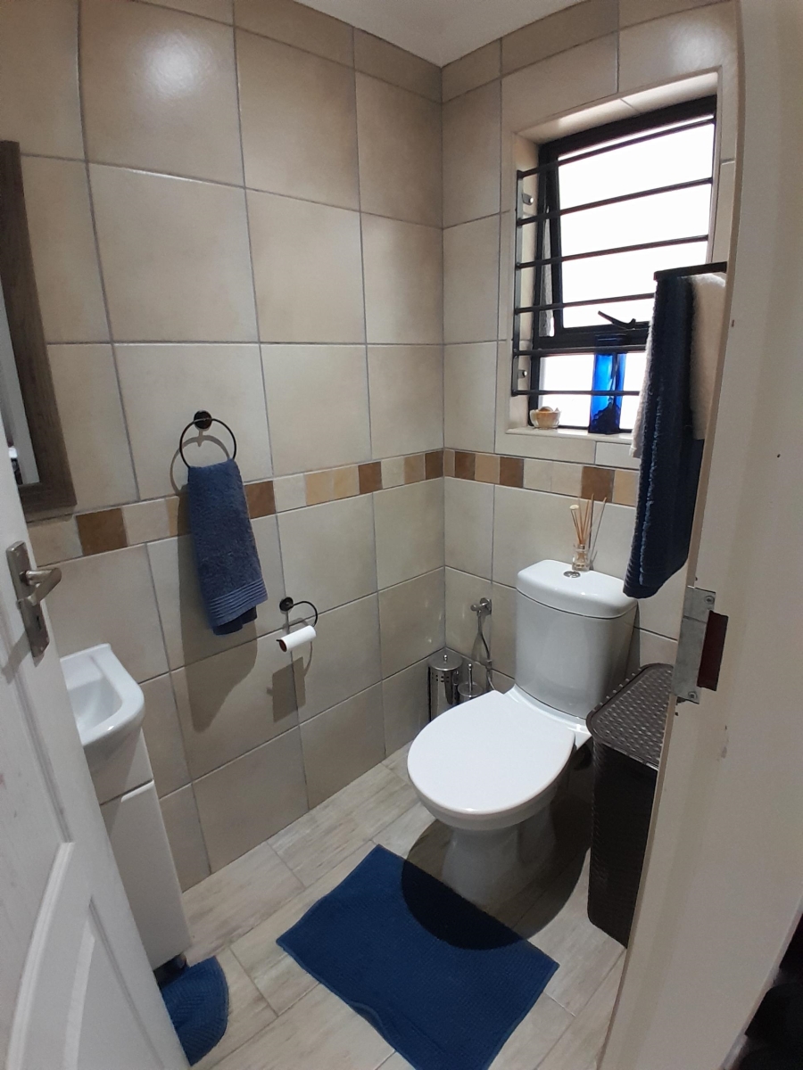 6 Bedroom Property for Sale in Discovery Gauteng