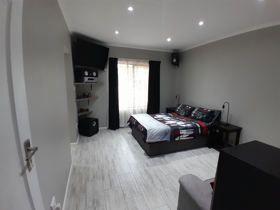 6 Bedroom Property for Sale in Discovery Gauteng