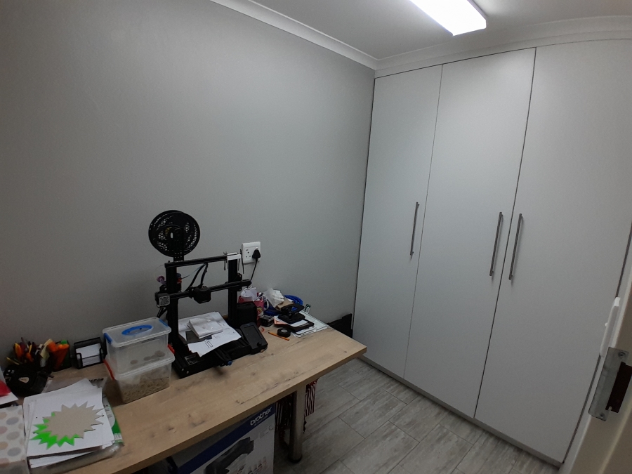 6 Bedroom Property for Sale in Discovery Gauteng