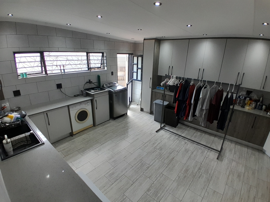 6 Bedroom Property for Sale in Discovery Gauteng