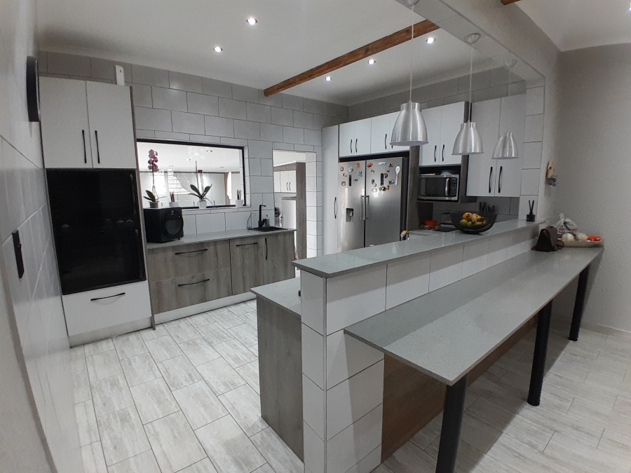 6 Bedroom Property for Sale in Discovery Gauteng