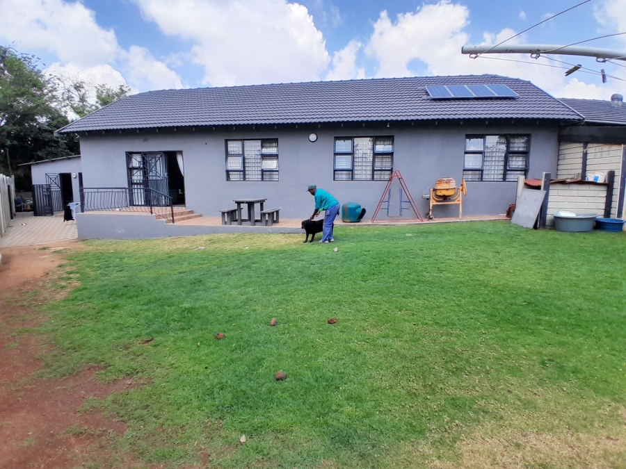 6 Bedroom Property for Sale in Discovery Gauteng