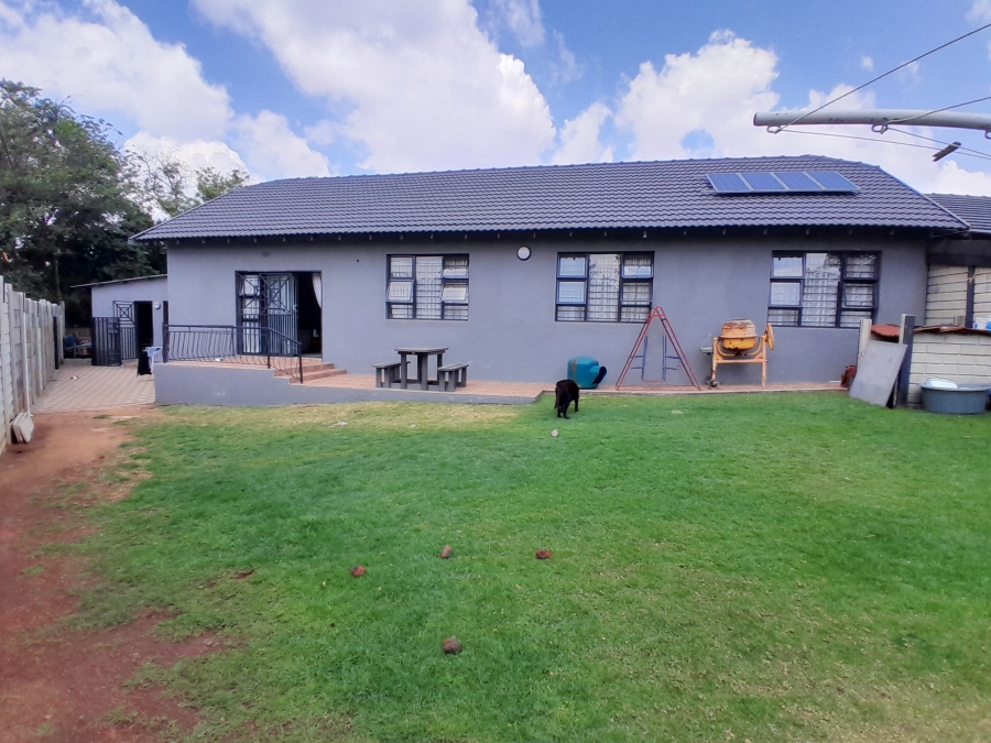 6 Bedroom Property for Sale in Discovery Gauteng