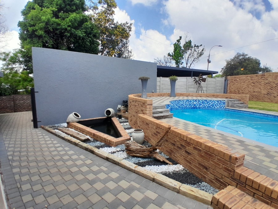 6 Bedroom Property for Sale in Discovery Gauteng