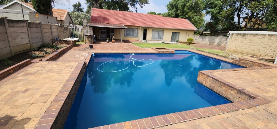 4 Bedroom Property for Sale in Brackendowns Gauteng