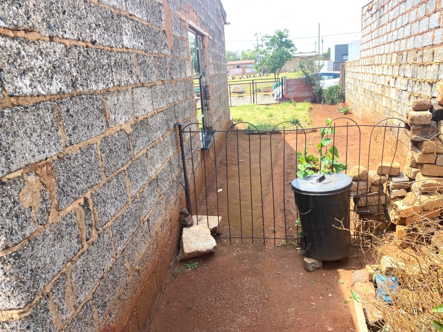 2 Bedroom Property for Sale in Moleleki Gauteng