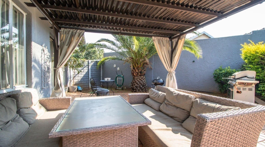 6 Bedroom Property for Sale in Dowerglen Gauteng