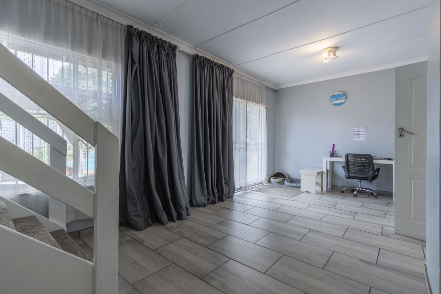 6 Bedroom Property for Sale in Dowerglen Gauteng