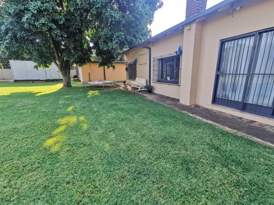 5 Bedroom Property for Sale in Tileba Gauteng