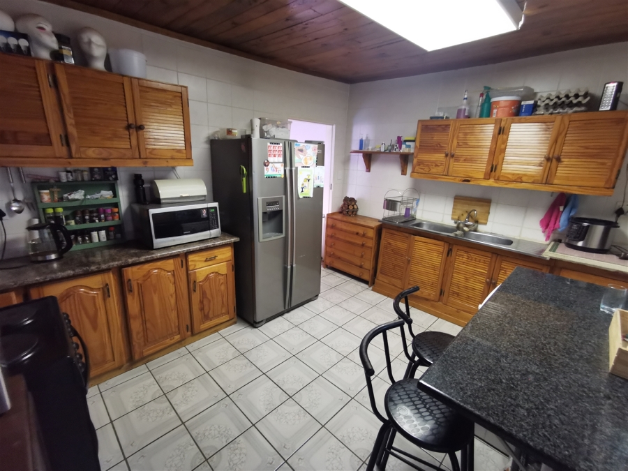 5 Bedroom Property for Sale in Tileba Gauteng