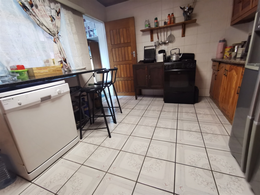 5 Bedroom Property for Sale in Tileba Gauteng