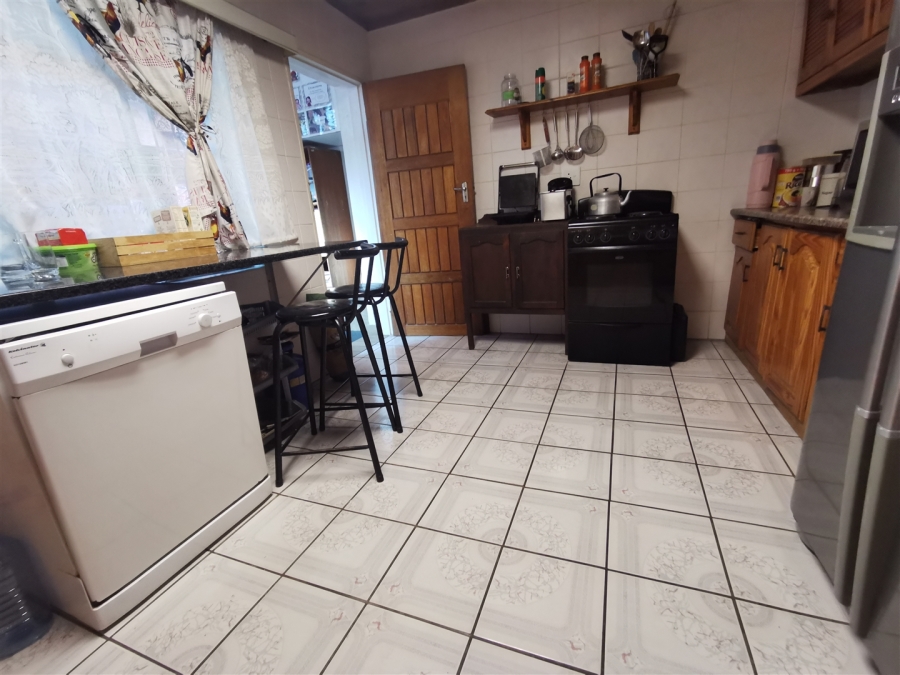 5 Bedroom Property for Sale in Tileba Gauteng