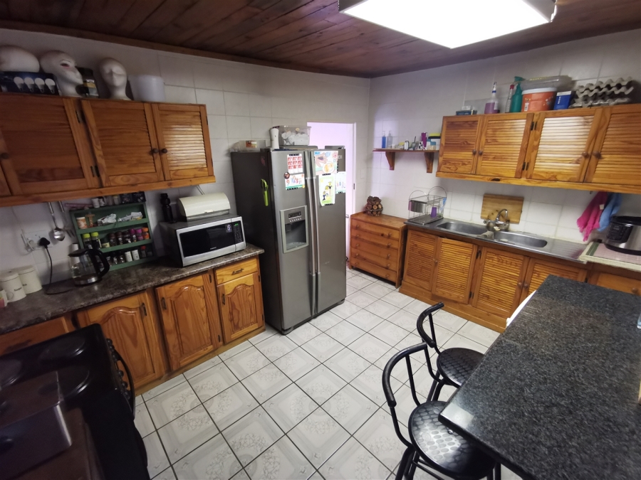 5 Bedroom Property for Sale in Tileba Gauteng