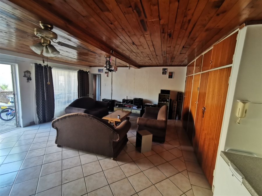 5 Bedroom Property for Sale in Tileba Gauteng
