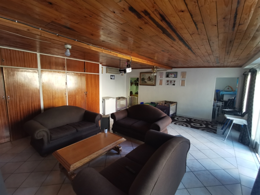 5 Bedroom Property for Sale in Tileba Gauteng