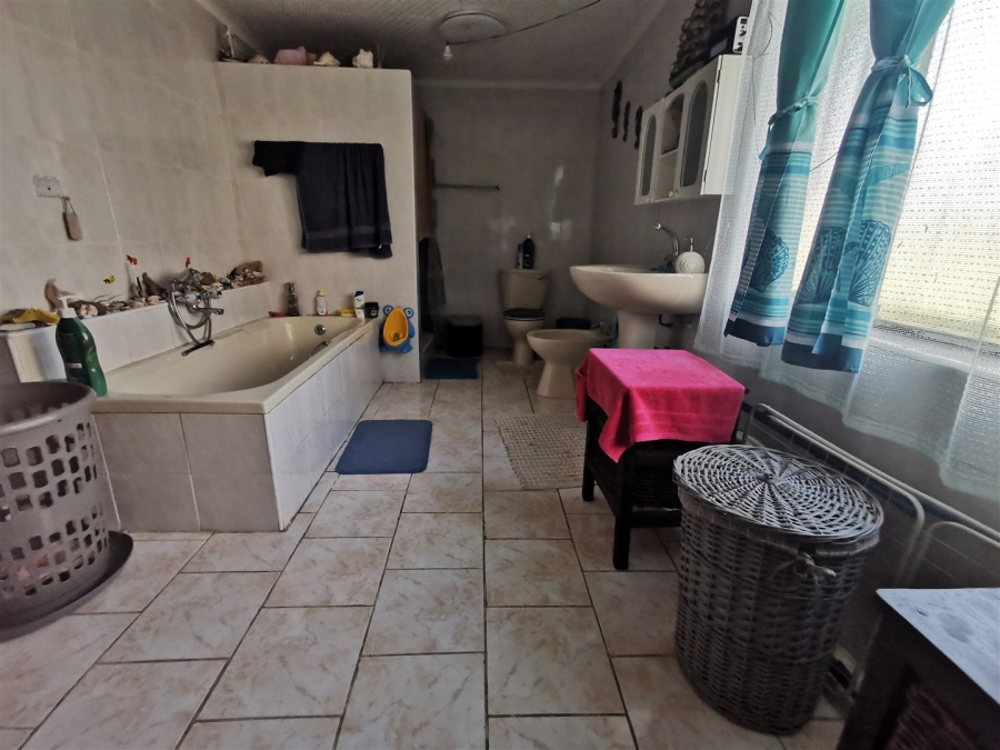 5 Bedroom Property for Sale in Tileba Gauteng